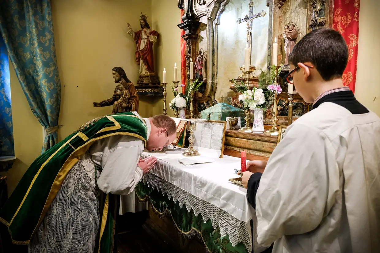 Sempre que se volta para os fiés, e vira costas à cruz, o padre beija o altar