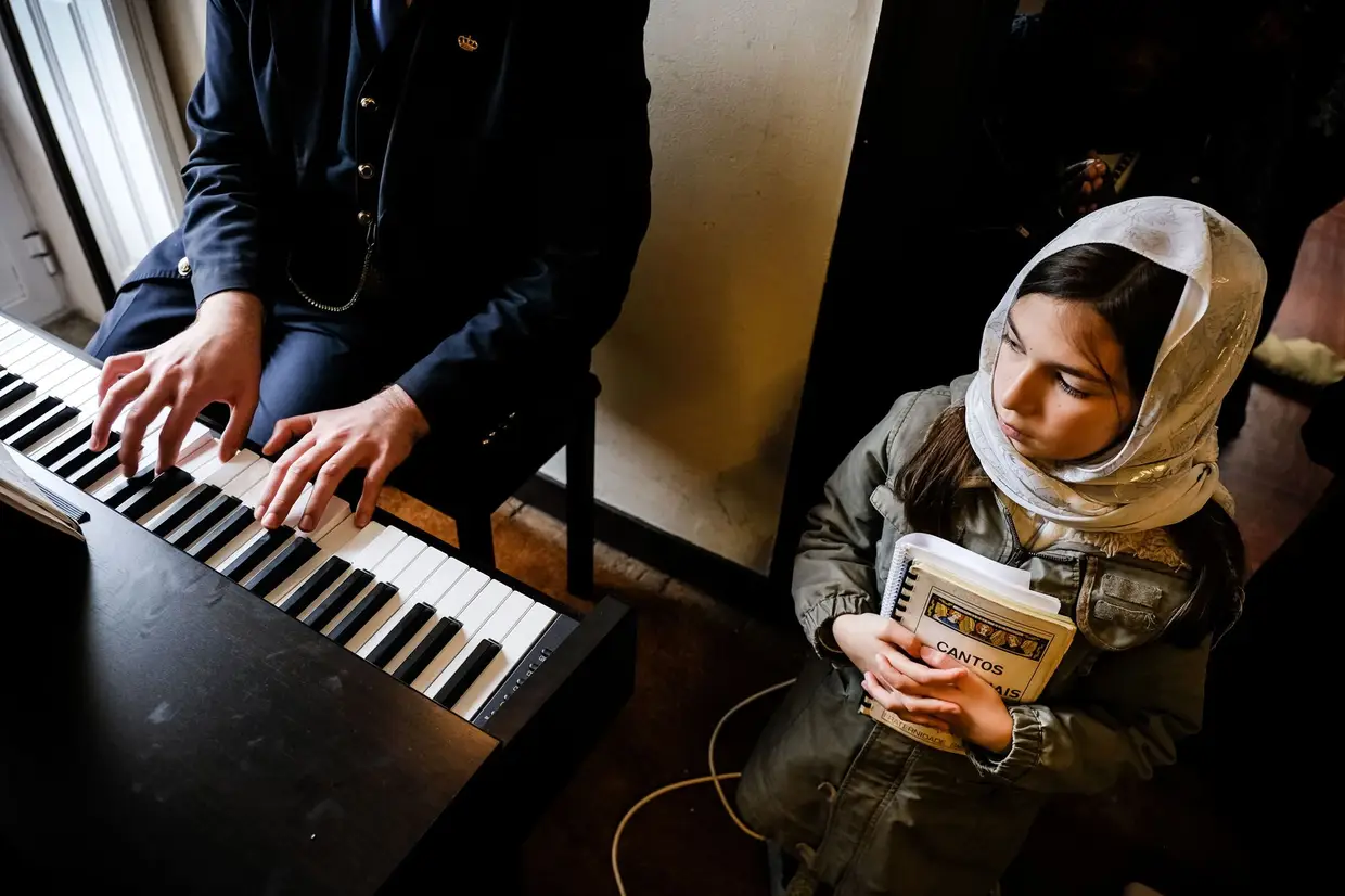 Ao domingo, a missa é cantada, acompanhada por um órgão