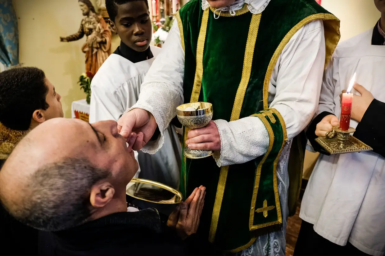 Ao contrário do que acontece na missa nova (pós Concílio Vaticano II, 1962-65), na missa antiga a comunhão é sempre feita de joelhos e na boca. O rito é autorizado pelo Vaticano