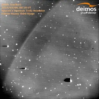 O Starman a meio da imagem, a "passear" entre as estrelas