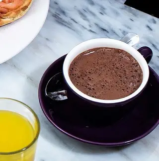 No Delidelux o chocolate quente é feito com a marca francesa Monbana