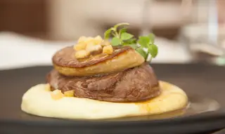 No restaurante do Corpo Santo Hotel, o luxo sente-se em pormenores como o lombo de novilho dos Açores servido com foie gras e puré de batata. Sendo o prato mais caro da ementa (€16), pode servir de referência para o resto da refeição