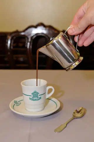 Na Versailles, o chocolate quente bebe-se ao balcão ou na mesa