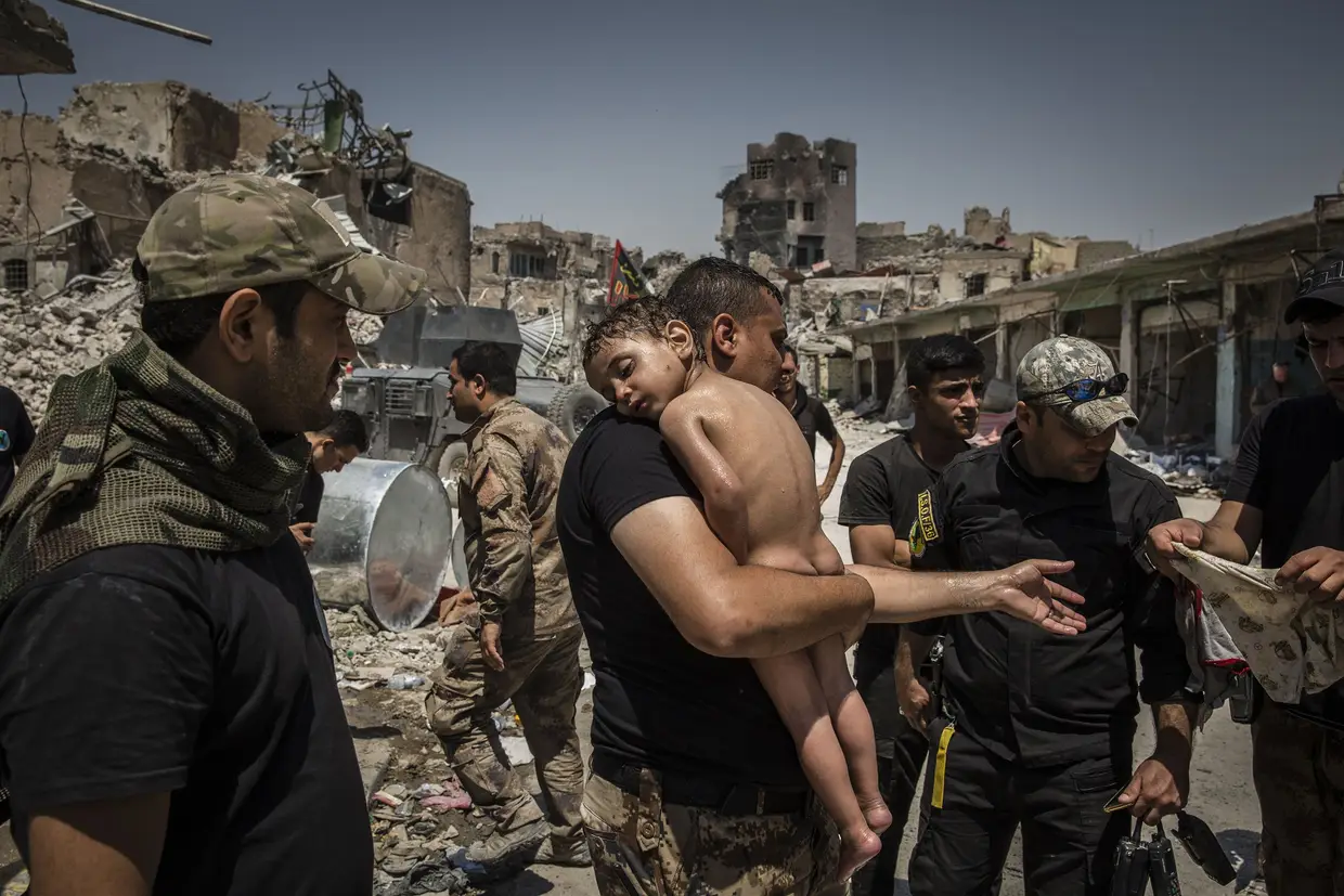 Batalha por Mosul - Menino ao colo das forças especiais iraquianas