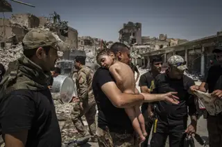Batalha por Mosul - Menino ao colo das forças especiais iraquianas