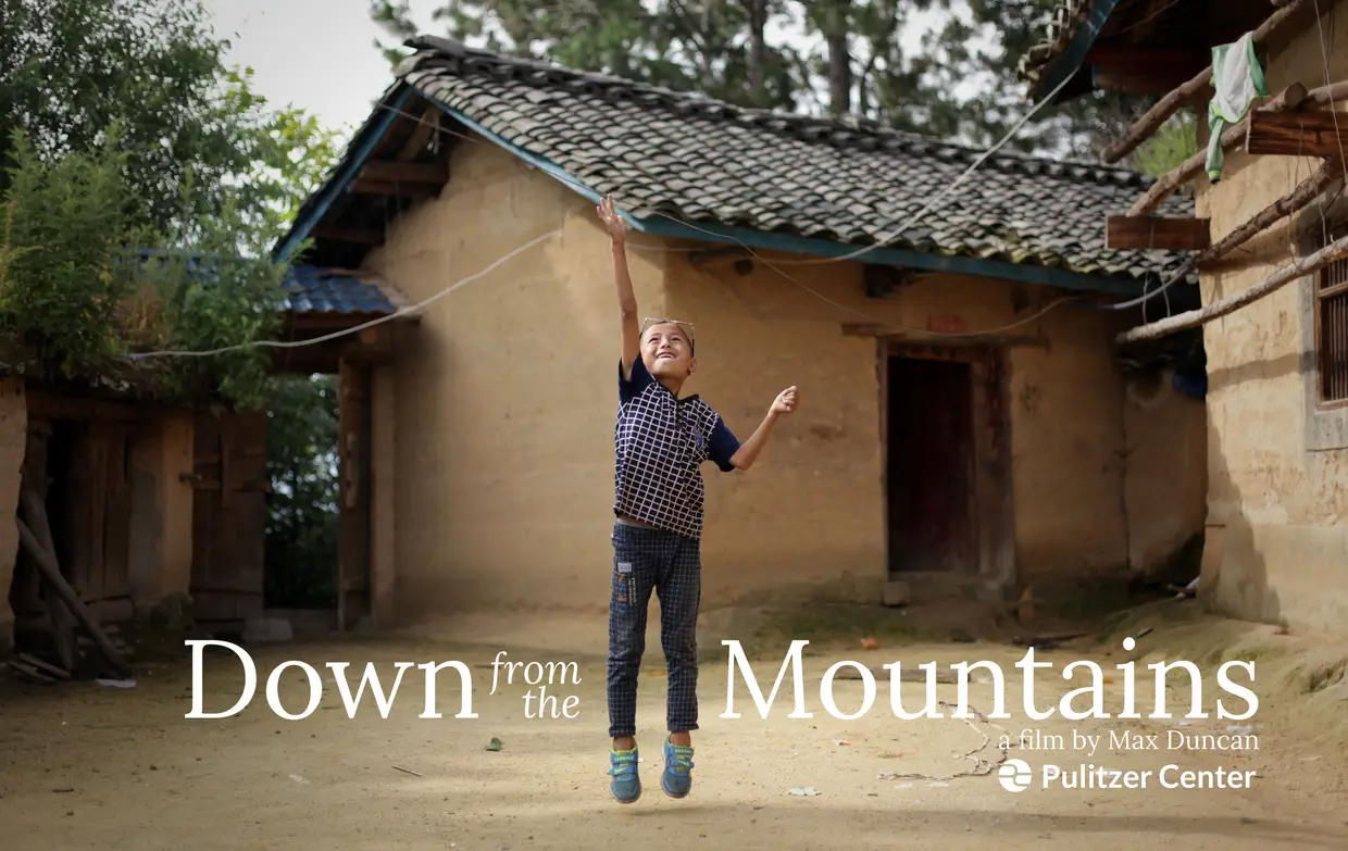 Down From the Mountains - Wang Ying, de 14 anos, quer estudar, brincar, ser criança. Mas, quando não está na escola, tem de cuidar dos seus irmãos mais novos e tratar da casa e da quinta, na região montanhosa e remota de Liangshan. Os pais, analfabetos, trabalham numa fábrica a mais de 1600 quilómetros. A migração do interior chinês para as áreas urbanas deixou cerca de 9 milhões de crianças sozinhas ou ao cuidado de familiares que não os pais.