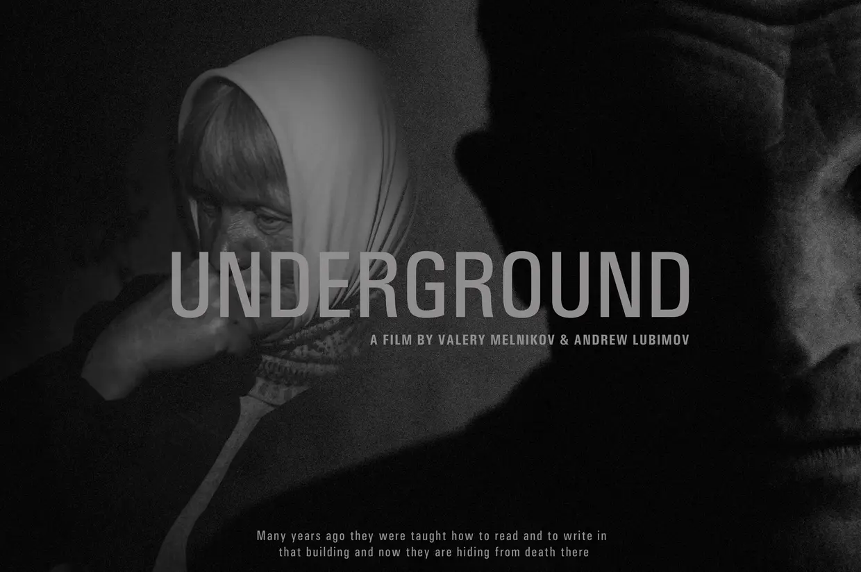 Underground - Não importa quando e onde há uma guerra. O que importa é que nunca há um vencedor. Com o fumo dos mísseis e dos fogos, é difícil ver os civis, os seus destinos e as suas tragédias. Estas são histórias de pessoas que se viram no centro de um conflito militar, no centro do caos da guerra, da tragédia que pode chegar a qualquer casa, a qualquer momento. Valentina Borodina é uma das últimas habitantes da aldeia de Donbass, na linha de fogo da Guerra Civil da Ucrânia, e vive há mais de dois anos na cave de uma escola.