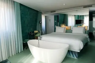 No último piso fica o mais cobiçado de todos os quartos: o 601 tem banheira ao fundo da cama e uma varanda com vista para o Castelo de São Jorge