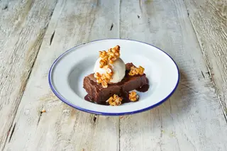 Brownie com molho de chocolate, gelado de caramelo salgado e pipocas caramelizadas