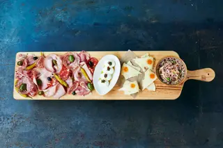 A tábua de carnes frias do Jamie's Italian é composta por salami de funcho, mortadela com pistácio, vegetais grelhados e marinados em alho e azeite de ervas aromáticas, além de queijo Pecorino