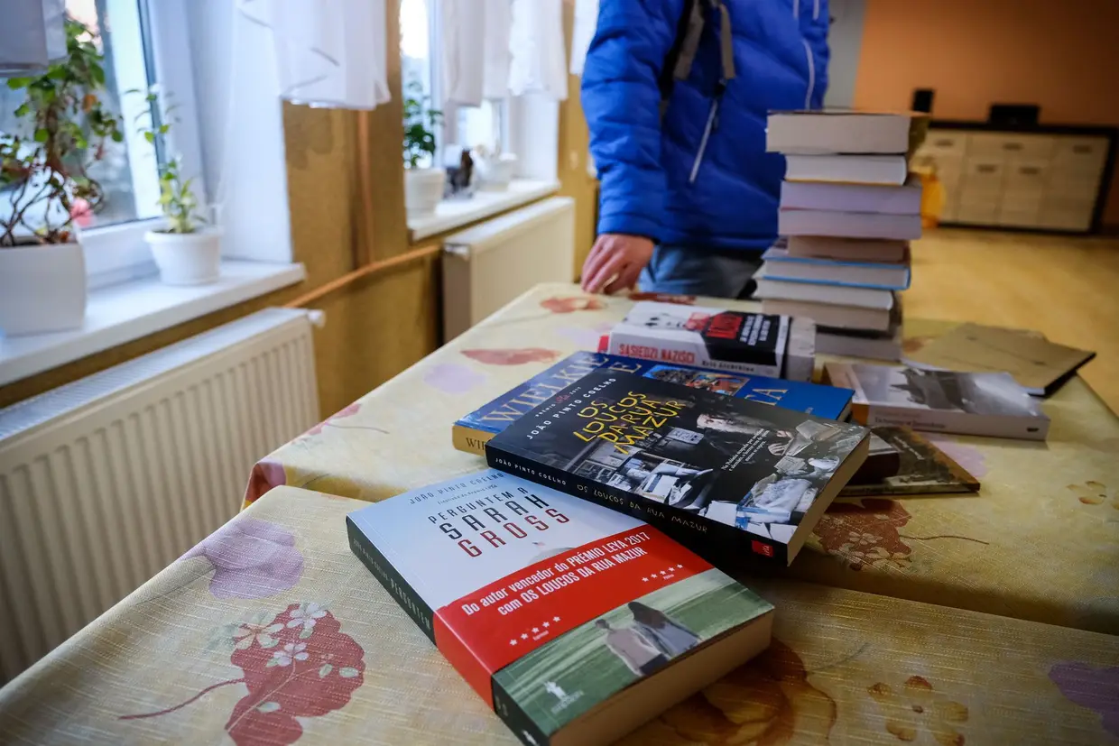 Os dois primeiros livros do autor premiado – Perguntem a Sarah Gross e Os Loucos da Rua Mazur – farão parte de uma pequena biblioteca sobre o Holocausto, na Polónia. O projeto era para ser instalado em Jedwabne, mas as reações dos habitantes adiaram, para já, a sua concretização.