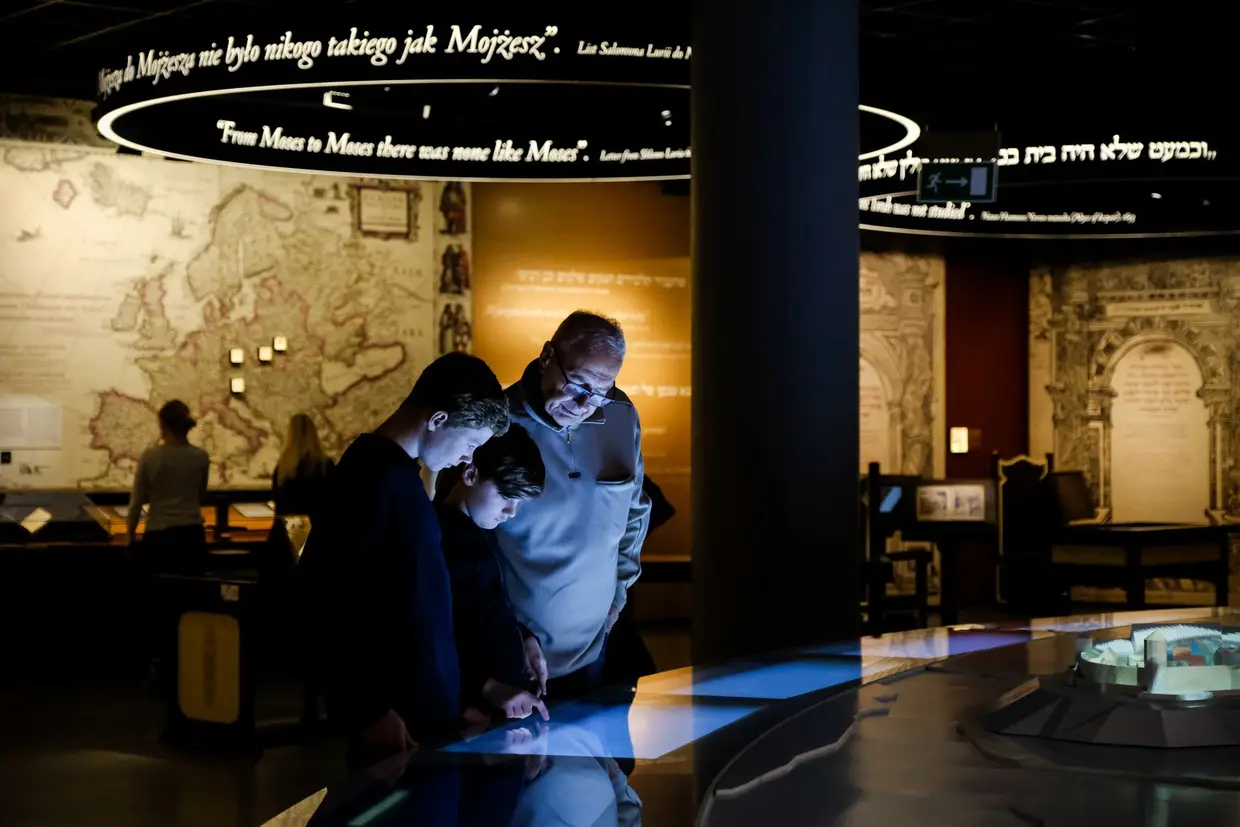 O Museu da História dos Judeus Polacos, em Varsóvia, inaugurado em 2013, é um dos espaços mais visitados do país (vai a caminho dos 3 milhões de pessoas). A exposição principal inclui um espaço dedicado aos acontecimentos de Jedwabne, com fotos de vítimas e alguns dos seus objetos pessoais.