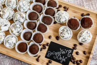 Além de entrar na maioria das bebidas da Spirito Cupcakes & Coffee, o novo café de especialidade faz parte das receitas dos gelados e da pastelaria, como os brigadeiros