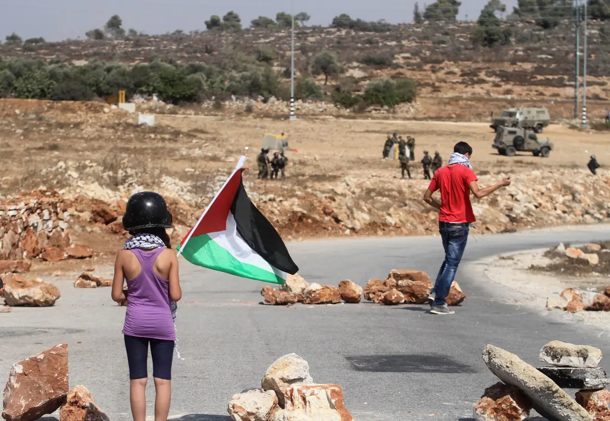 Mesmo quando a guerra das pedras abria frentes de batalha mais violentas, a menina palestiniana participava nos protestos.