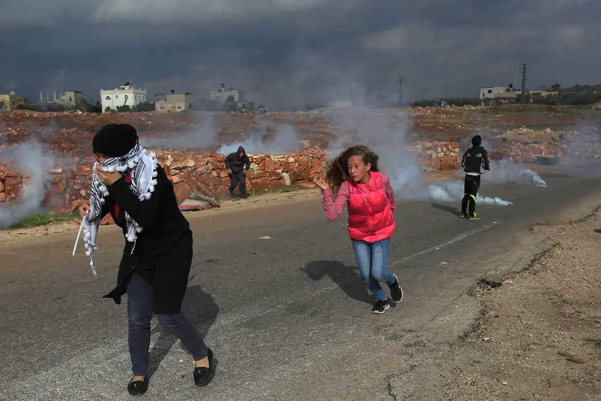 Mesmo quando a guerra das pedras abria frentes de batalha mais violentas, a menina palestiniana participava nos protestos.