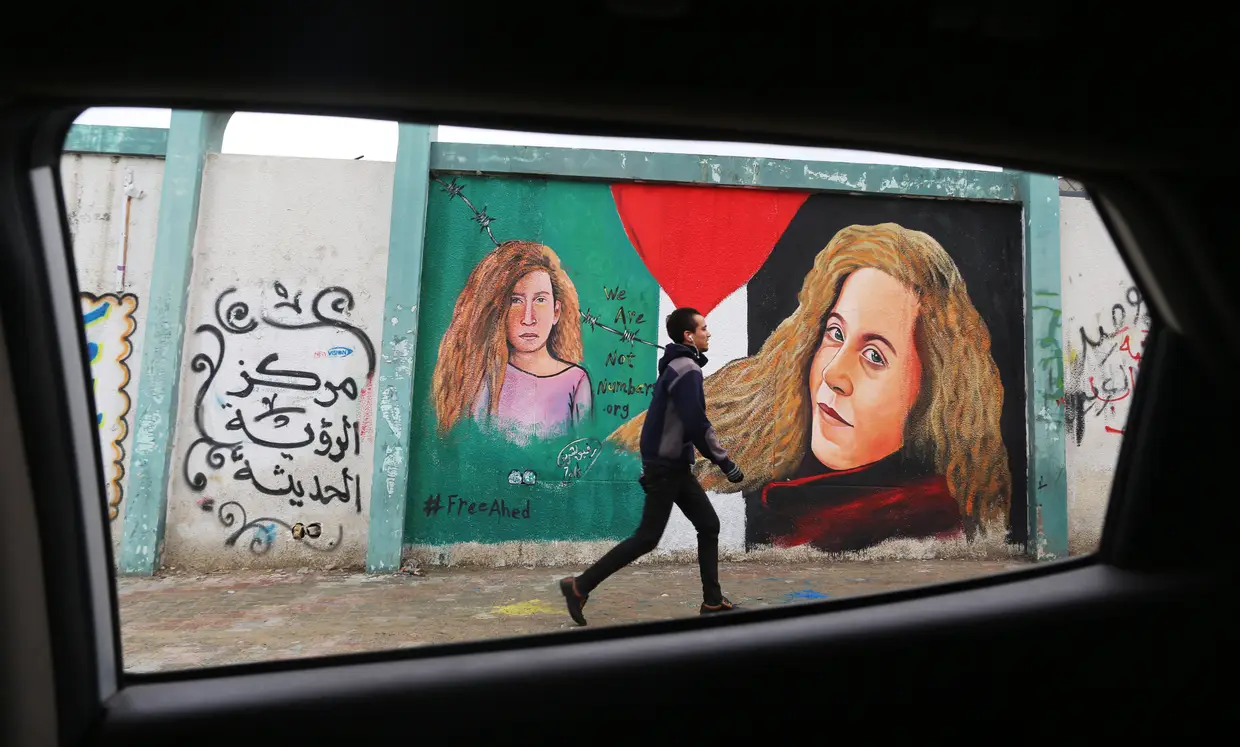 Um mural da nova heroína palestiniana, numa rua da Faixa de Gaza, em janeiro de 2018, mencionando o hashtag #freeAhed