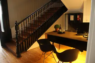 O interior da casa foi renovado, mantendo-se a traça original dos anos 30, com tetos em estuque, chão e escadaria em madeira