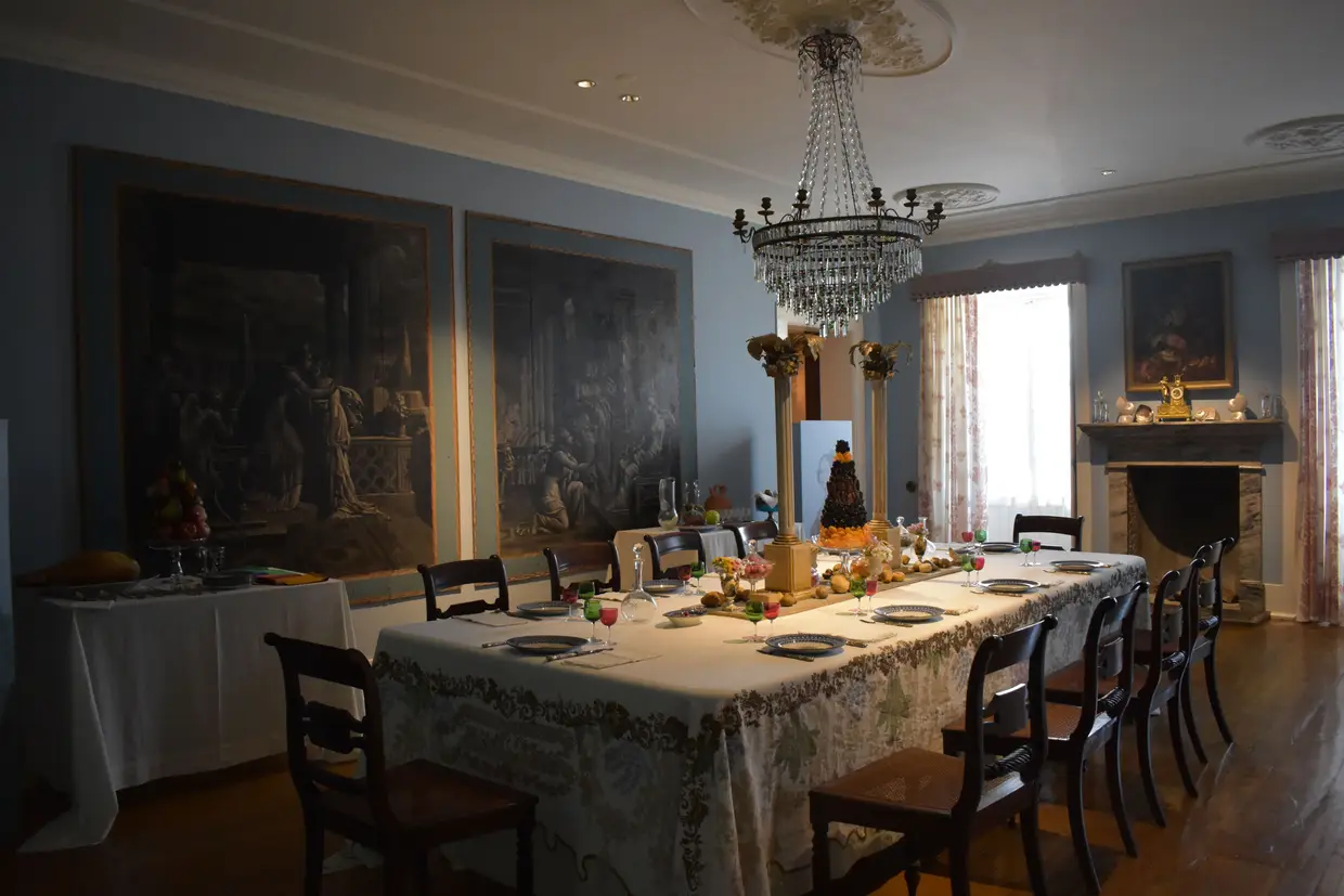Na Sala de Jantar o destaque vai para o conjunto de três papéis pintados, sequenciados e de escala panorâmica do século XIX, da coleção Allen, adquirida pela Câmara Muncipal do Porto em 1849/1850
