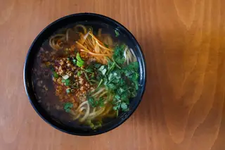 A sopa de massa serve de base a todos os ramens do Ya Mian Yuan Ramen. A ela devem juntar-se os acompanhamentos, desde pato assado a gambas fritas