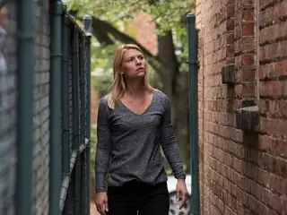 Na sétima temporada de Segurança Nacional, Carrie Mathison (interpretada pela atriz Claire Danes) está mais pressionada e frágil do que nunca