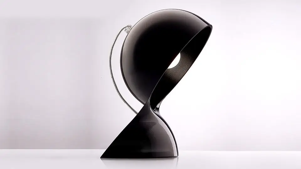 O candeeiro Dalú, design datado dos anos 1960, mantêm a relevância e a democraticidade de um design feito em plástico