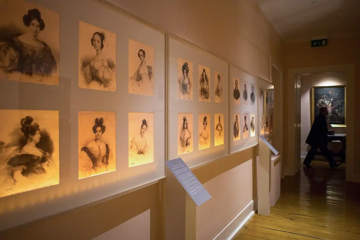 Na Galeria de Retratos, além das 48 litografias do século XIX provenientes da coleção Vitorino Ribeiro, estão ainda 13 pinturas propriedade da Câmara do Porto e que estavam em depósito no Museu Nacional Soares dos Reis