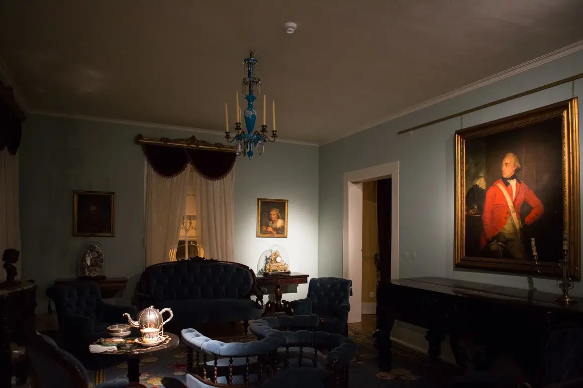 Um par de retratos, de Giuseppe Nogari, e a pintura a óleo sobre tela de um oficial fardado, de autoria desconhecida, merecem atenção na Sala de Estar
