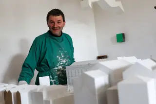 “Uma volta ao quarteirão é obrigatório: para cumprimentar, dar um olá aqui, um abraço acolá”, conta Alvaro Negrello sobre o seu Bairro das Artes, onde vive e tem o seu ateliê de construção de maquetes de arquitetura