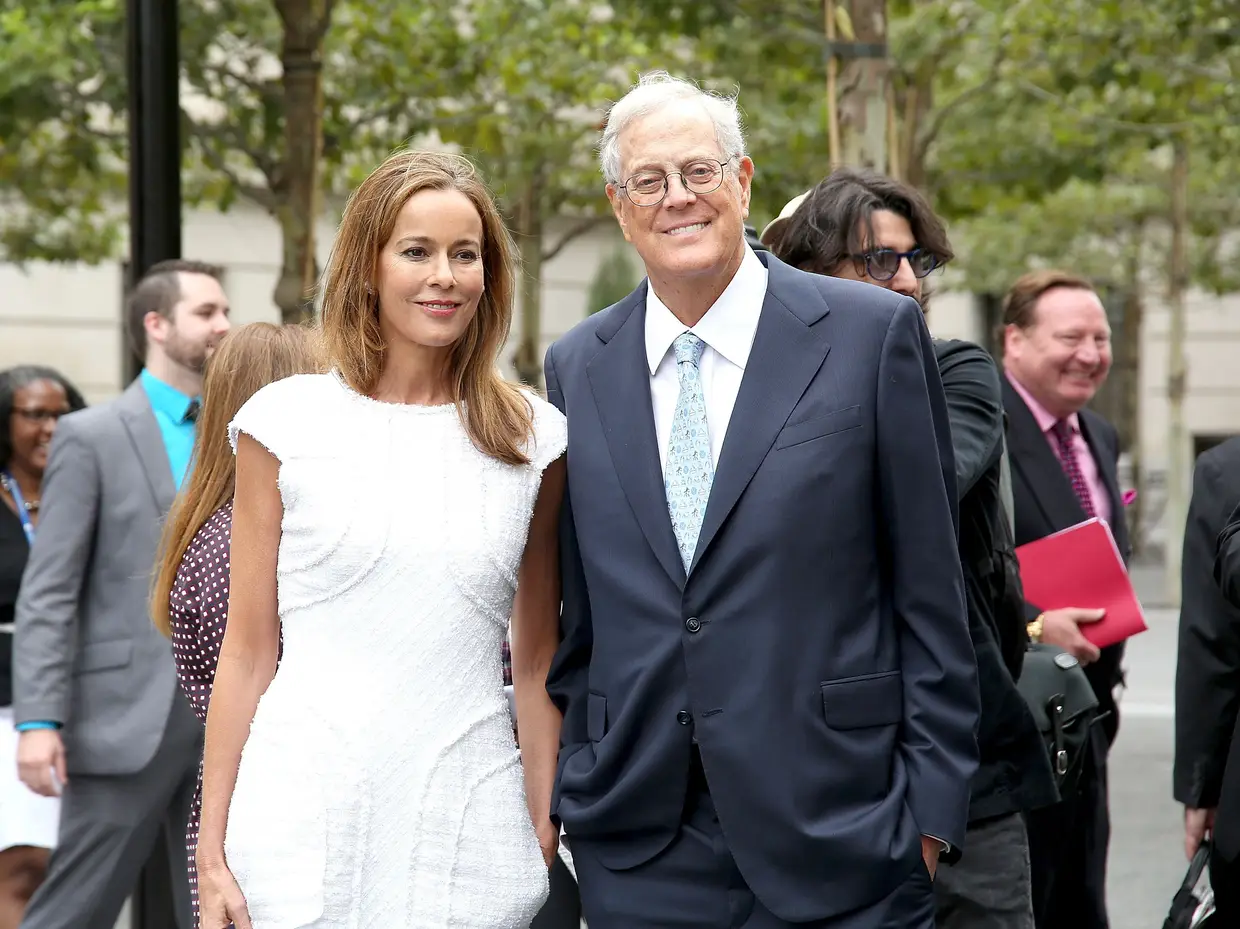 8 - David Koch – O oitavo lugar é partilhado por dois irmãos: Charles e David Koch. A participação de 42% que cada um detém na Koch Industries vale 60 mil milhões de dólares
