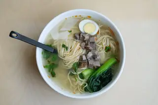 No Happy Noodles, os clientes vêem a massa a ser preparada desde a mistura de farinha e água