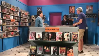 Video Magic - O realizador, Henrique Oliveira (à direita), num dos cenários da série, o obrigatório videoclube, onde trabalha a betinha de boas famílias