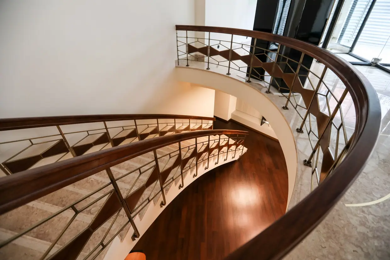 A escadaria (que conduz os hóspedes ao piso -1) é uma réplica da obra do arquiteto Januário Godinho - depois de o corrimão original ter sido roubado durante um assalto