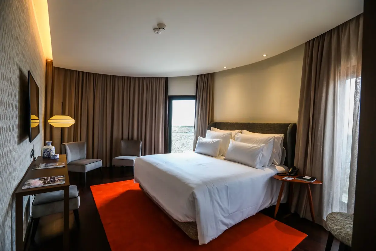 O hotel tem 90 quartos (seis suítes e os restantes duplos)