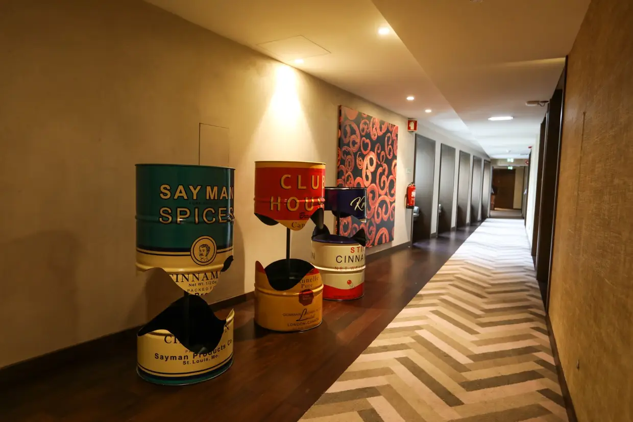 A decoração de interiores do hotel, com seis pisos temáticos, tem a assinatura do arquiteto brasileiro Jaime Morais