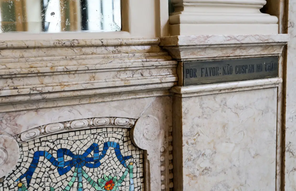 Manteve-se a placa "Por favor não cuspam no chão", lembrando o pedido antigos do primeiro proprietário, Adriano Telles, aos seus clientes, que tinham este hábito quando percebiam que o café não tinha açúcar