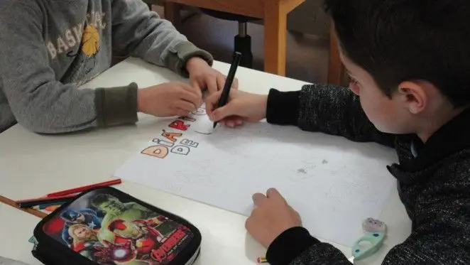 Alunos do 3º e 4º ano pintam cartazes