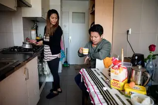 O casal Gurung é dono de um hostel, entre outros negócios