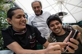 O chefe Tanka Sapkota emprega cerca de 85 pessoas em quatro restaurantes