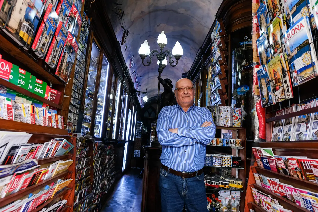 Em 2015, Carlos Oliveira herdou a Tabacaria Mónaco, onde trabalhava desde 1970. Os armários em madeira do Brasil, a bica de água, os azulejos e as andorinhas de Rafael Bordalo Pinheiro, as pinturas nos vidros e os frescos no teto de António Ramalho, fazem parte da decoração original desta casa fundada em 1875. Era na Mónaco que estava uma das primeiras cabinas telefónicas de Lisboa