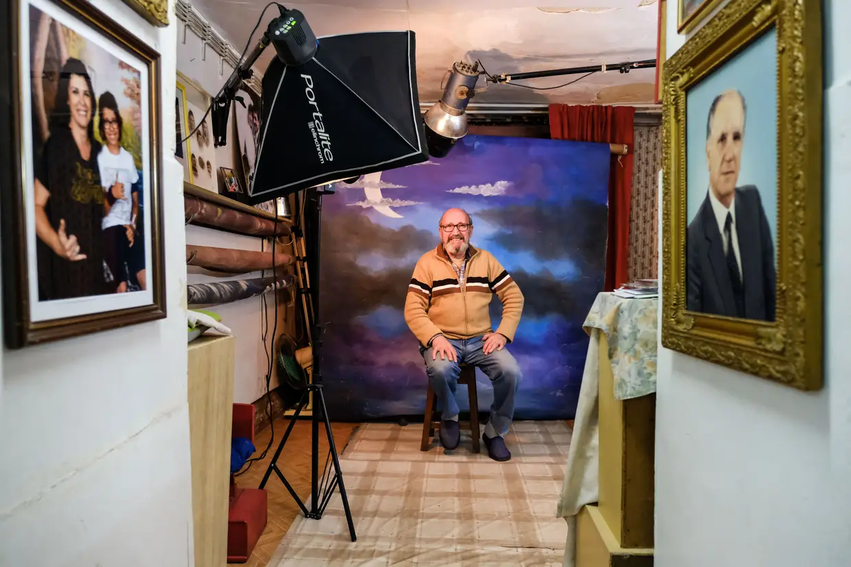 Adriano Rodrigues Filipe, 68 anos, é hoje o responsável pela Fotografia Triunfo. Entrou como aprendiz aos 12 e aos 16-17 anos começou a fotografar. Pelas suas lentes, passaram famílias inteiras que aqui vinham fazer retratos, mas também clientes menos anónimos como o ator Henrique Viana, Natália Correia ou o atual primeiro-ministro António Costa