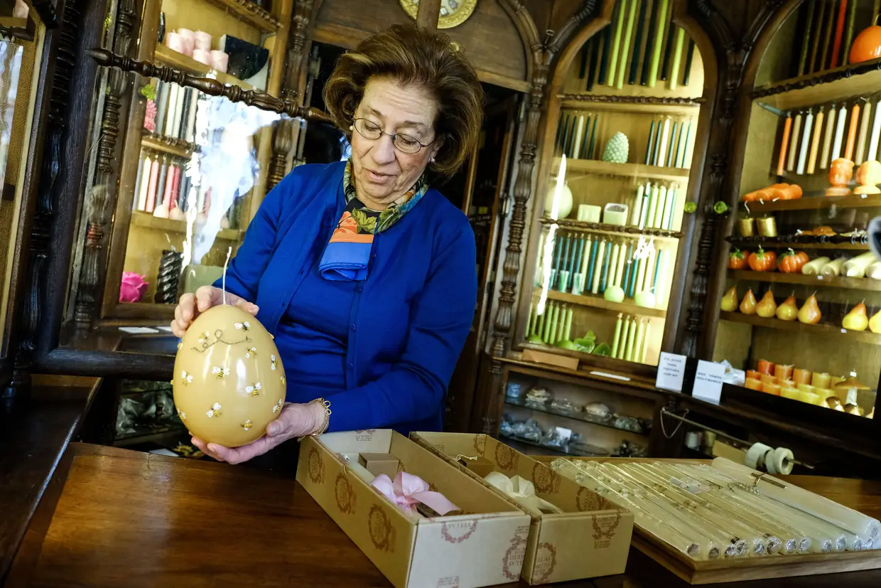 Uma das lojas mais antigas de Lisboa é a Caza das Vellas Loreto. Gerida pela sexta geração da família fundadora, ainda hoje mantém a produção artesanal das velas, reconhecidas pela qualidade das matérias-primas. Com 228 anos de existência, soube atualizar-se, introduzindo velas com novas formas e cores