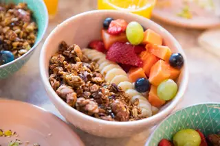 A taça de açaí com fruta e granola caseira é uma das sugestões da ementa saudável da Amélia Lisboa