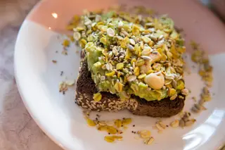 Na ementa, destaca-se ainda a tosta de abacate, para pedir a qualquer hora do dia