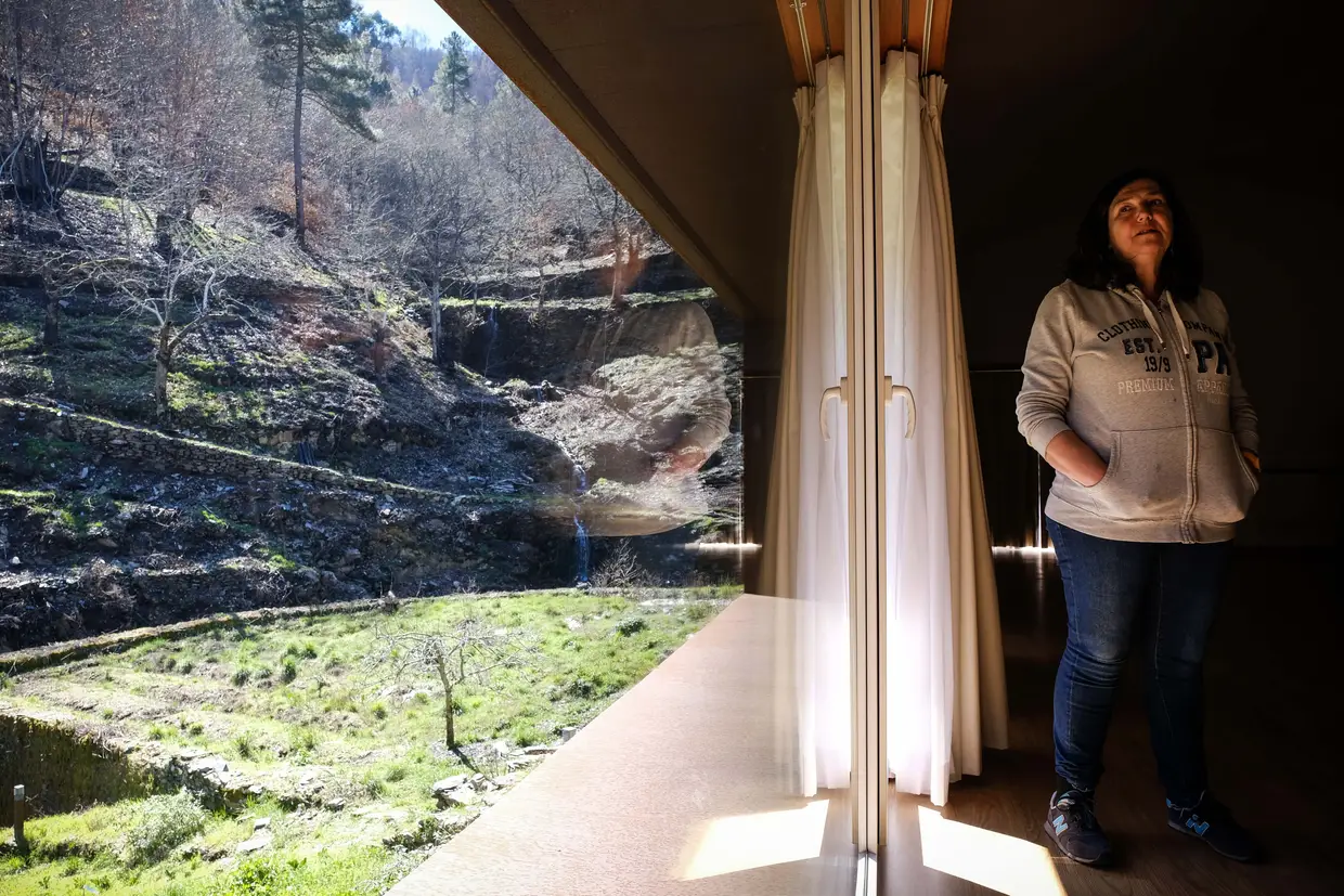Maria Ana é quem normalmente recebe os hóspedes na aldeia do Loural. Mas há vários meses que por aqui não entram turistas