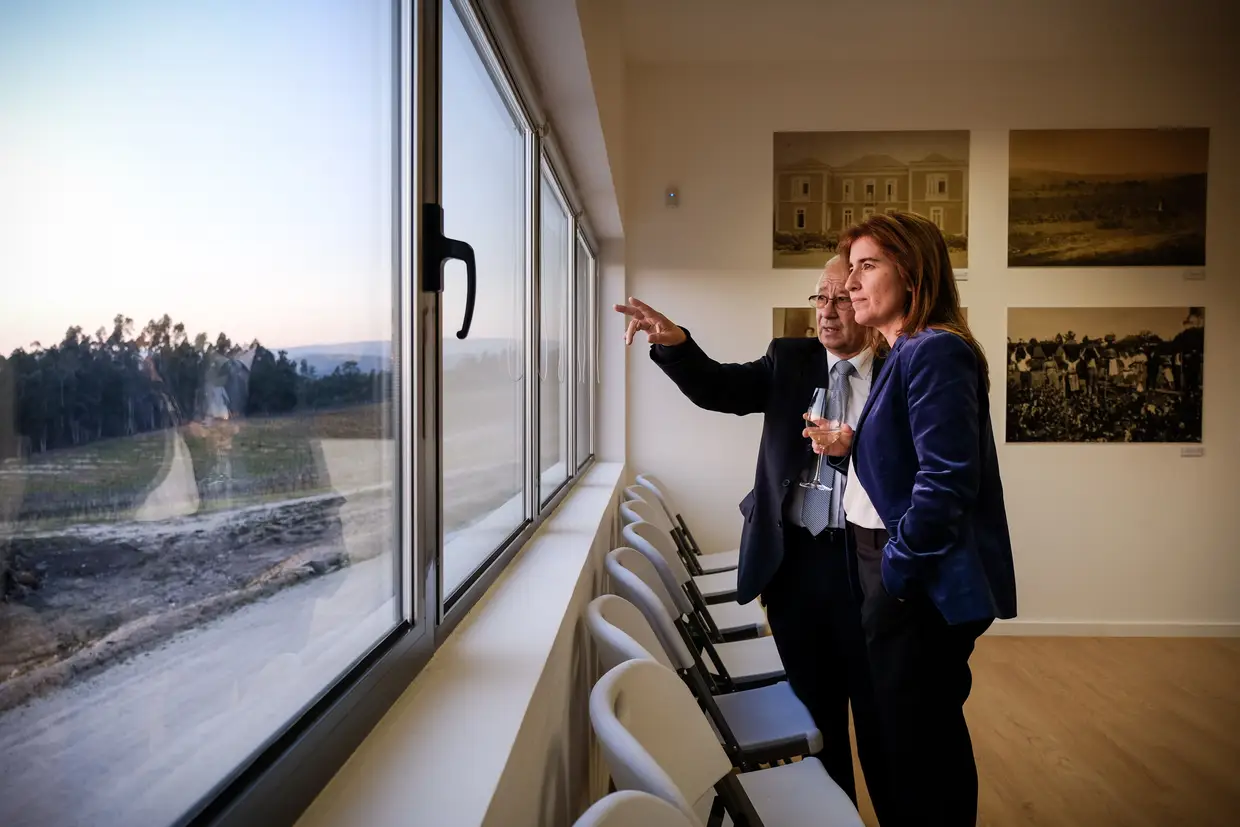 Ana Mendes Godinho e José Júlio Norte, presidente da Câmara de Mortágua, conversam à janela, mesmo antes do sol de pôr lá ao fundo no horizonte