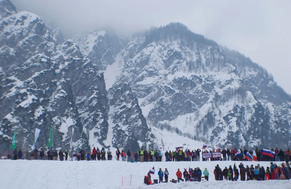 As altas montanhas alpinas de Planica, a 5 km do conhecido resort the inverno de Kranjska Gora, Eslovénia, perto da fronteira com a Áustria