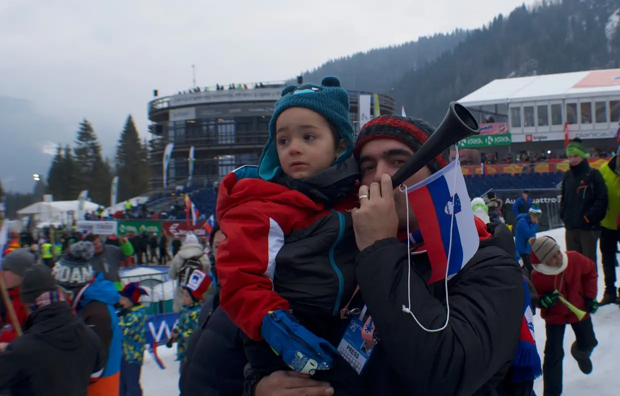 Eu e o meu filho Samuel de 3 anos, a apoiar os desportistas eslovenos (na ausência de Portugueses), num dia em que muitas são as famílias a assistir à competição.