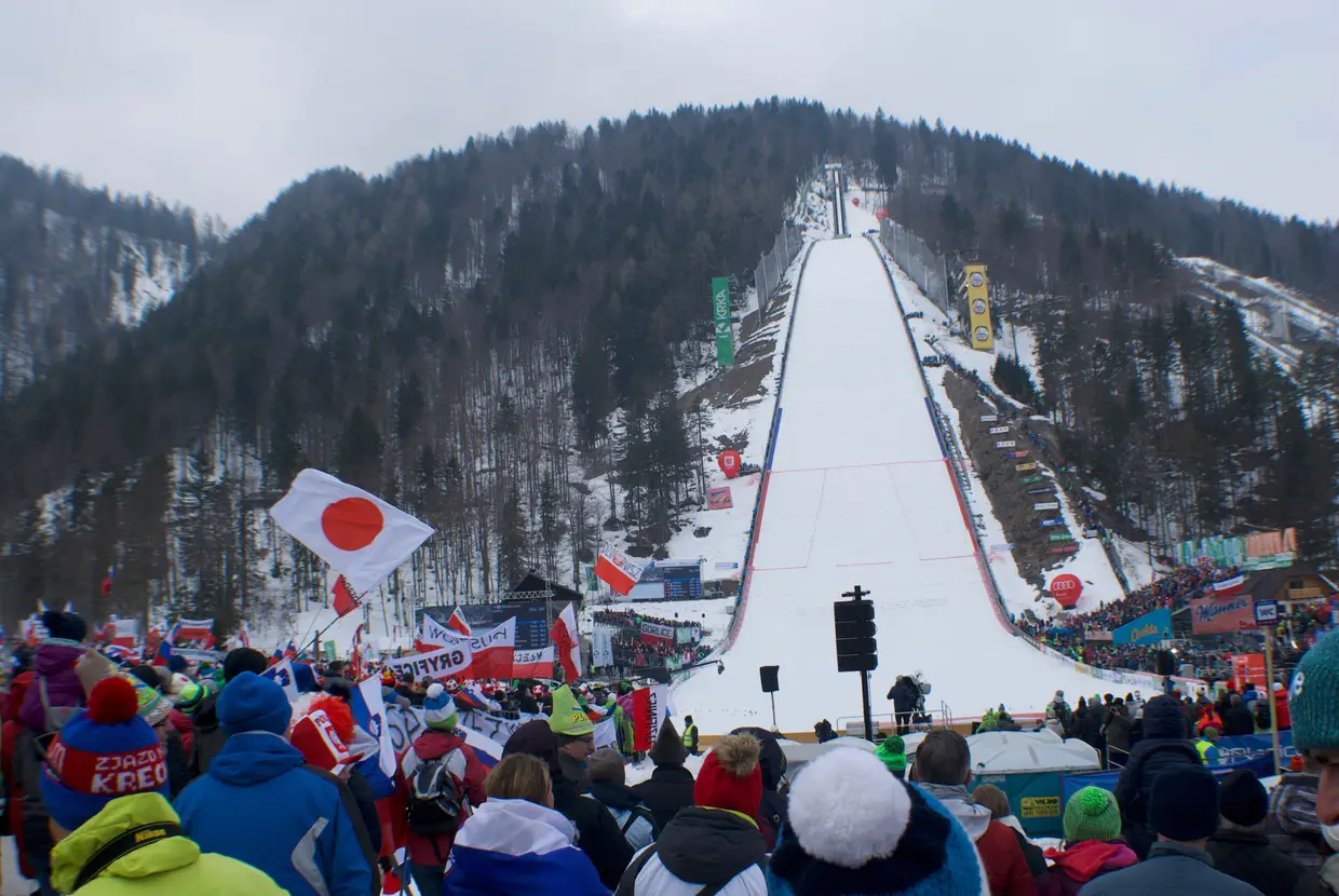 Rampa de salto de ski em todo o seu explendor, onde se avista uma bandeira do Japão, um dos fortes candidatos ao título que sempre traz bons desportistas a este campeonato.