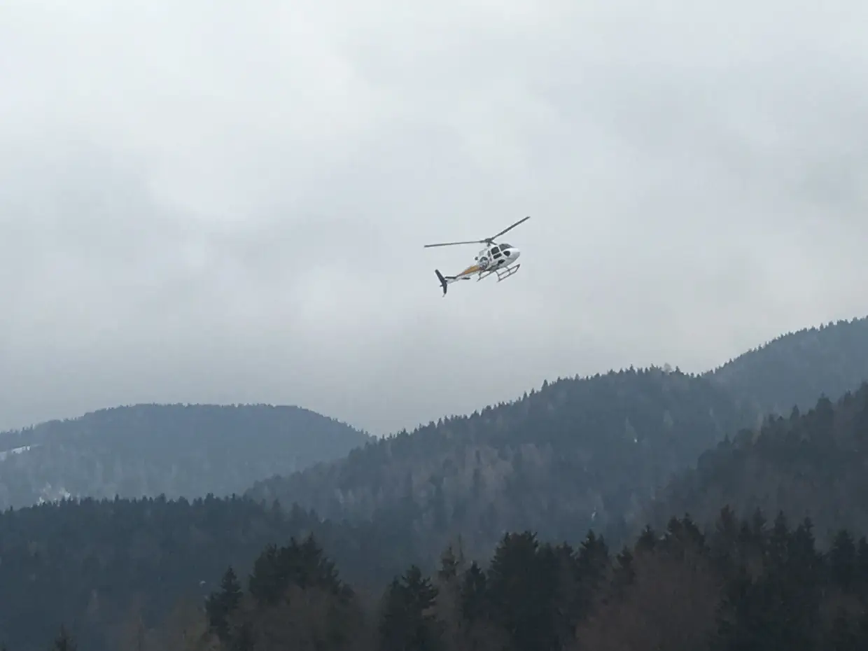 Um dos helicópteros que transporta quem quiser pagar 60 euros para fazer 5km (a distância ao local do envoto) com uma panorâmica fenomenal, e assim evitar o trânsito