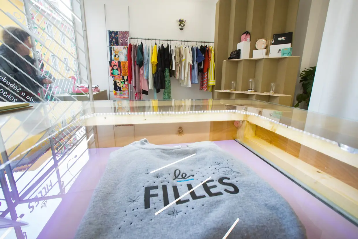 A camisola Les Filles foi desenhada por Joana Bernardo e Maria João Fialho